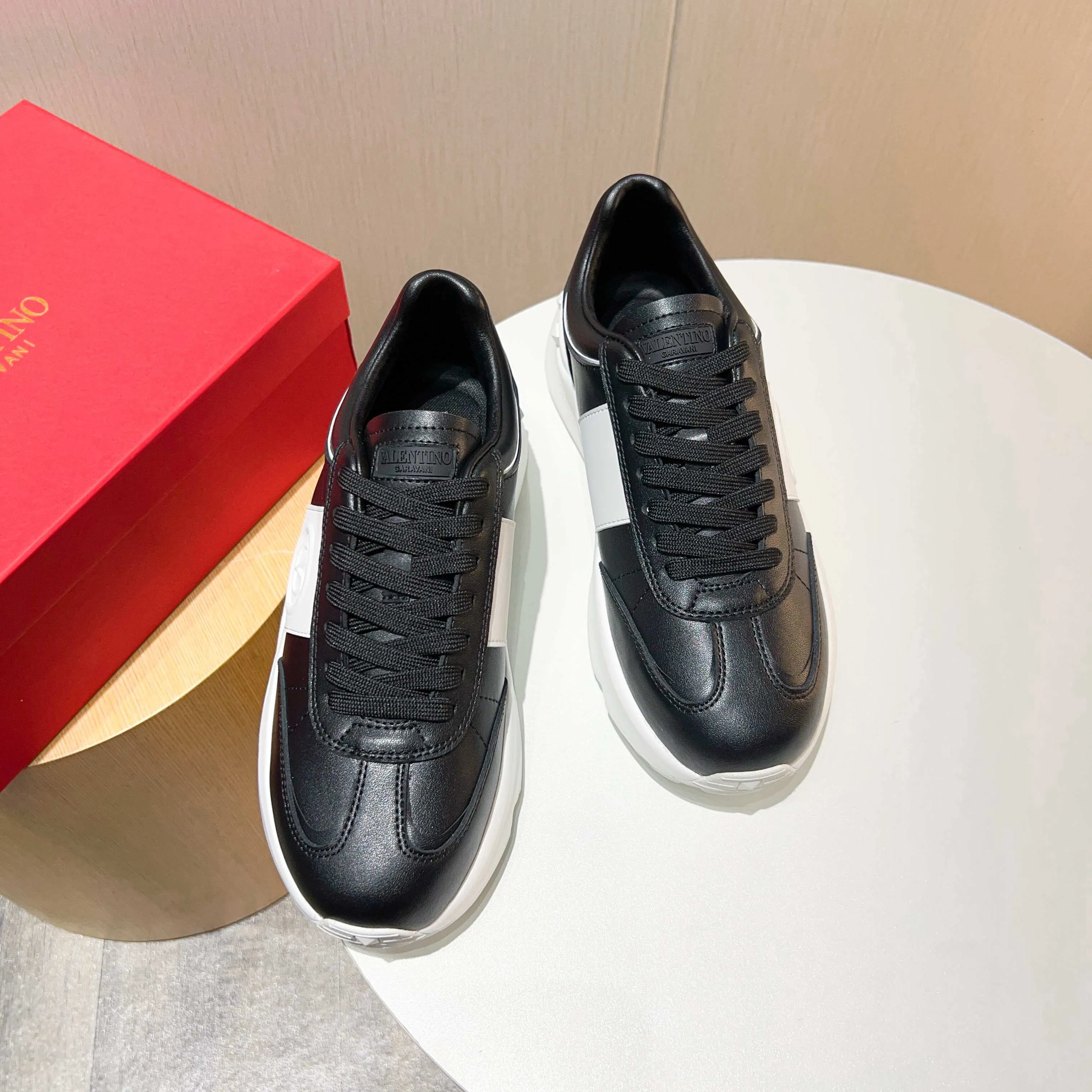 Ex-factory price: 520💰𝙑𝙖𝙡𝙚𝙣𝙩𝙞𝙣𝙤/Valentino𝙑𝙏 The latest official website main model in early autumn Classic continuation💯Making goods all year round🎁Wannian classic series sports and casual shoes💥, a must-have trendy item all year round🏆Many stars and Internet celebrities have performed it🔥 The original version is developed one to one, perfect last shape, VT iconic logo, logo printing on tongue and upper, original full set of packaging, full oil edge on the upper, T men's men's shoes💰u ultra-light combination outsole Comfortable on the feet, not squeezing the feet, fabric/first layer of cowhide. Lining/cow lining💕 Standard size: 38-44 (45 can be ordered)